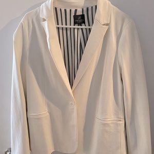 Light weight lined white blazer size medium ..perfect for any occasion!!